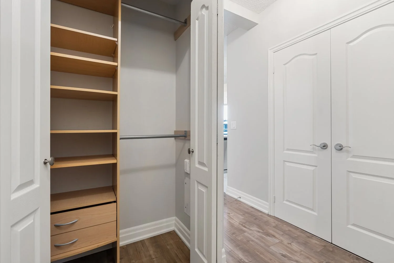 2121 Lakeshore_028.jpg