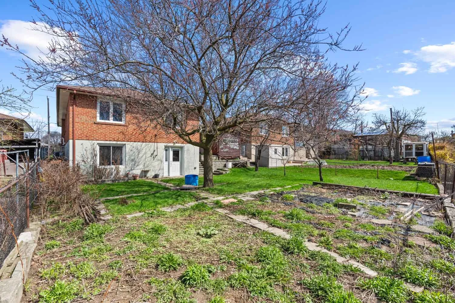 583 Queens Dr_036.jpg