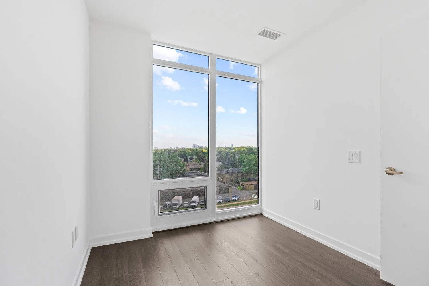 4010 Eglinton_021.jpg