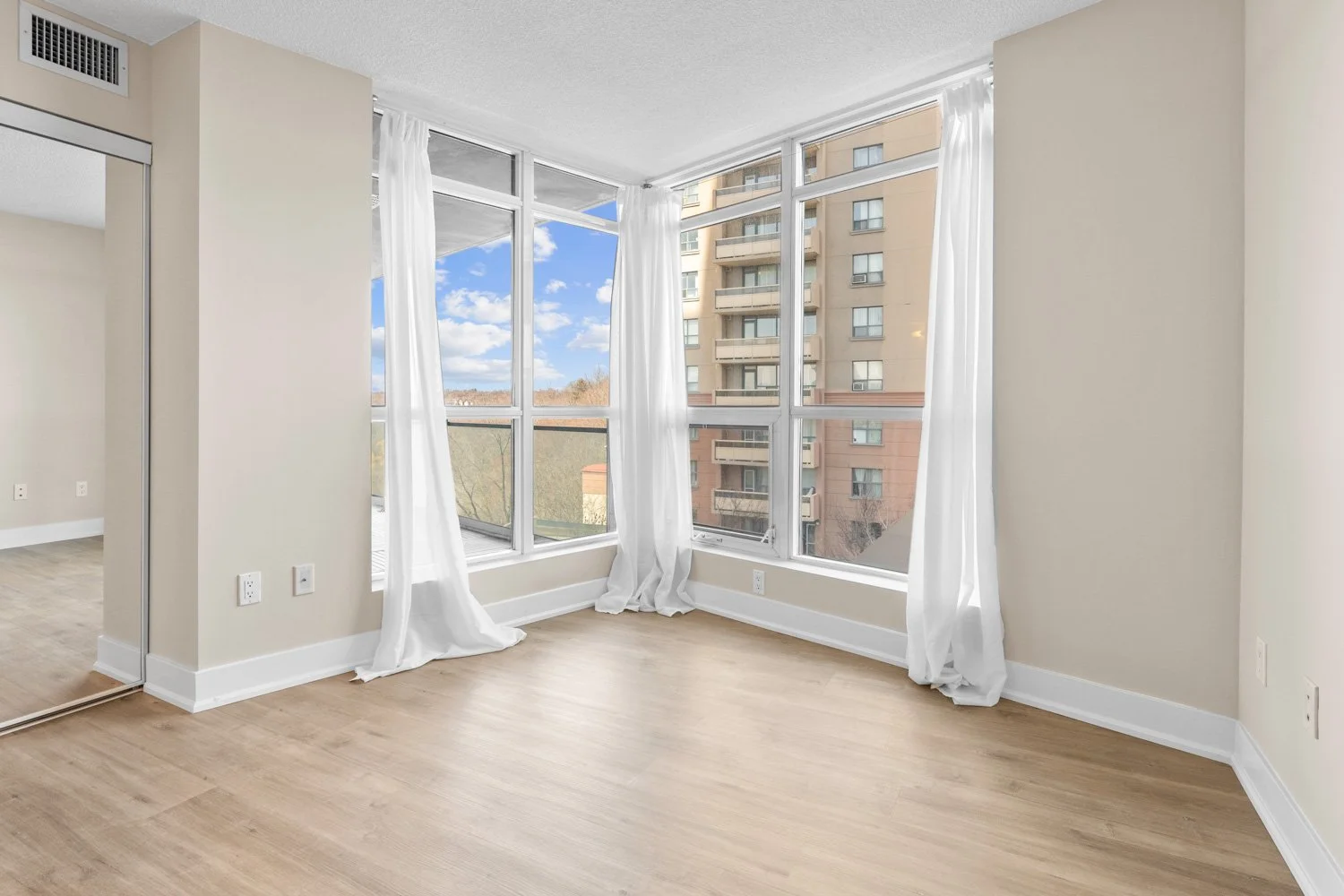 1048 Broadview_013.jpg