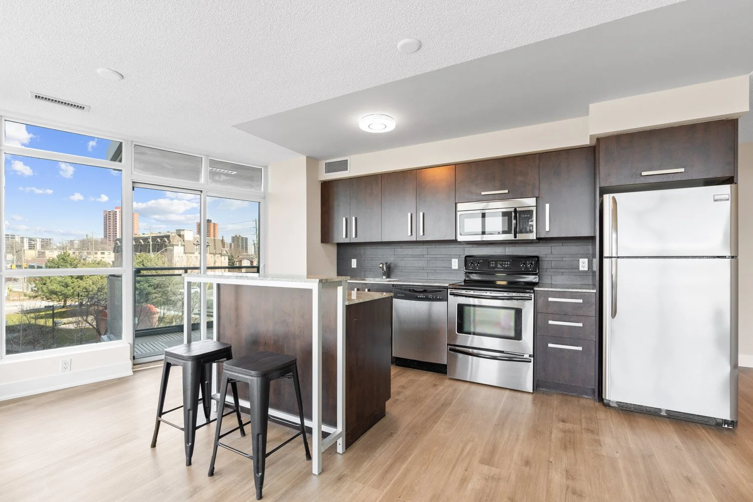 1048 Broadview_006.jpg