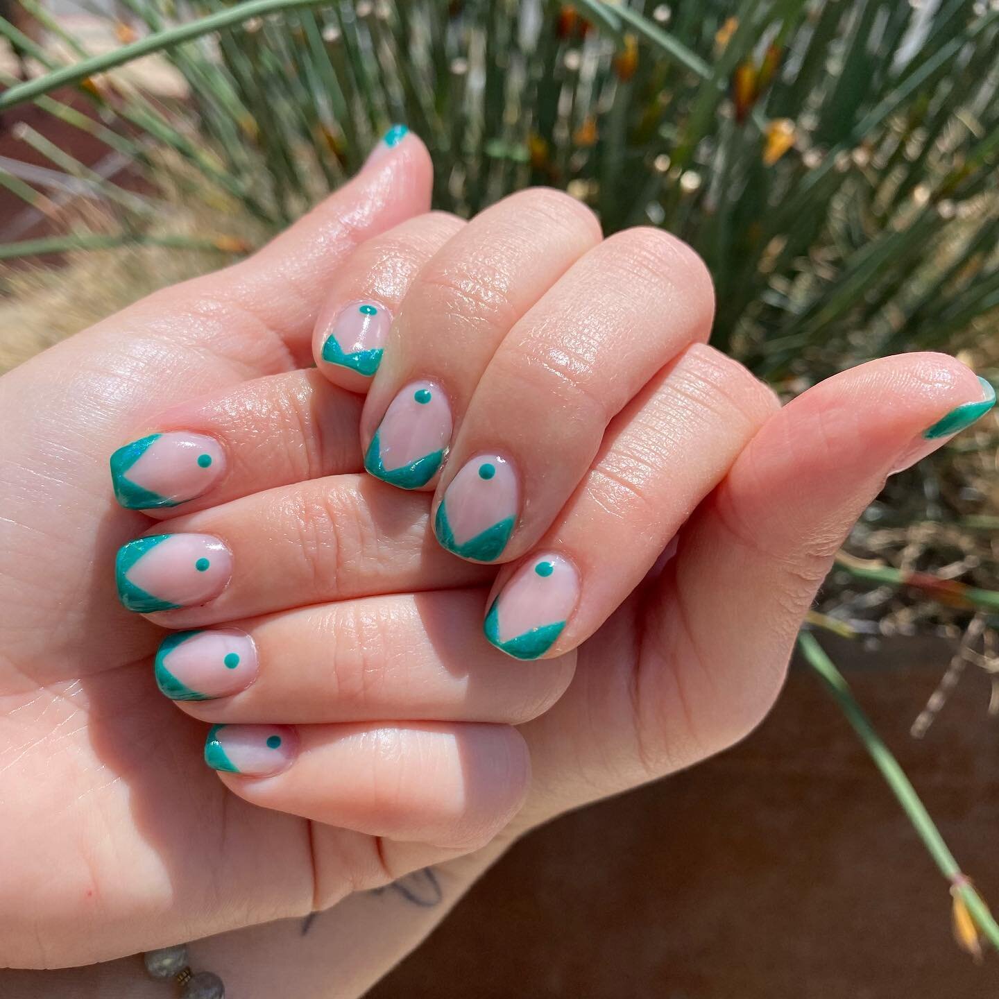 Deco and dots featuring @the_gelbottle_inc Marshmallow and Peacock 🦚❇️ #thegelbottlemarshmallow #thegelbottlepeacock #advancednailart