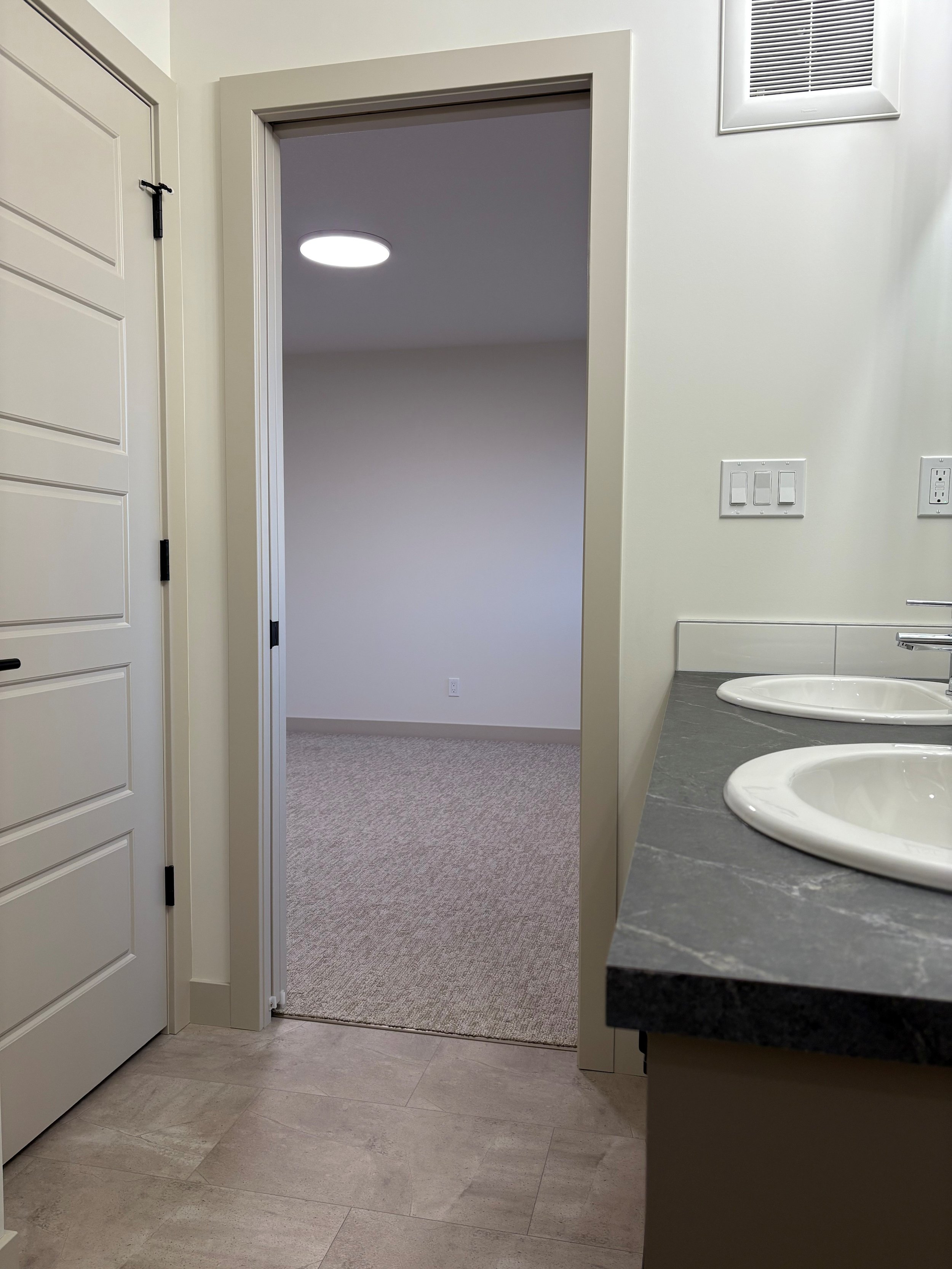6 Ian - Ensuite 2.jpg