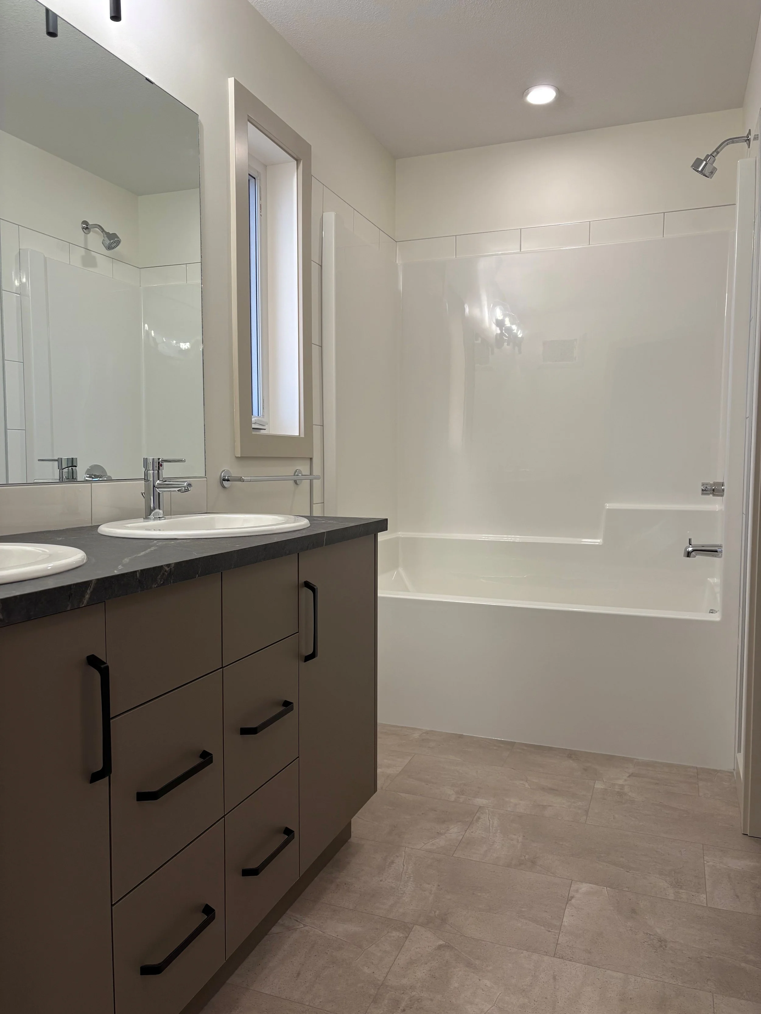 6 Ian - Ensuite 1.jpg