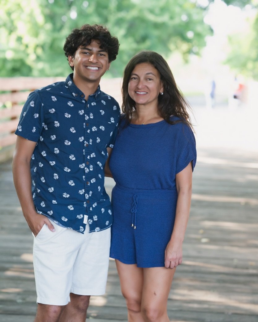 Psst, hey seniors! Don&rsquo;t forget to grab a quick picture with your mom, dad, or guardian during your senior session! 

#seniorphotos #seniorphotographysession #wisconsinphotographer #aproposdiane