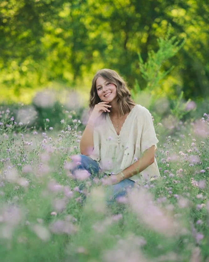 TGIF!! A little sneak peek from Madelyn&rsquo;s senior session to start off the weekend! ✨

#seniorphotos #seniorportraits #midwestphotographer #classof2026 #seniors2026 #aproposdiane
