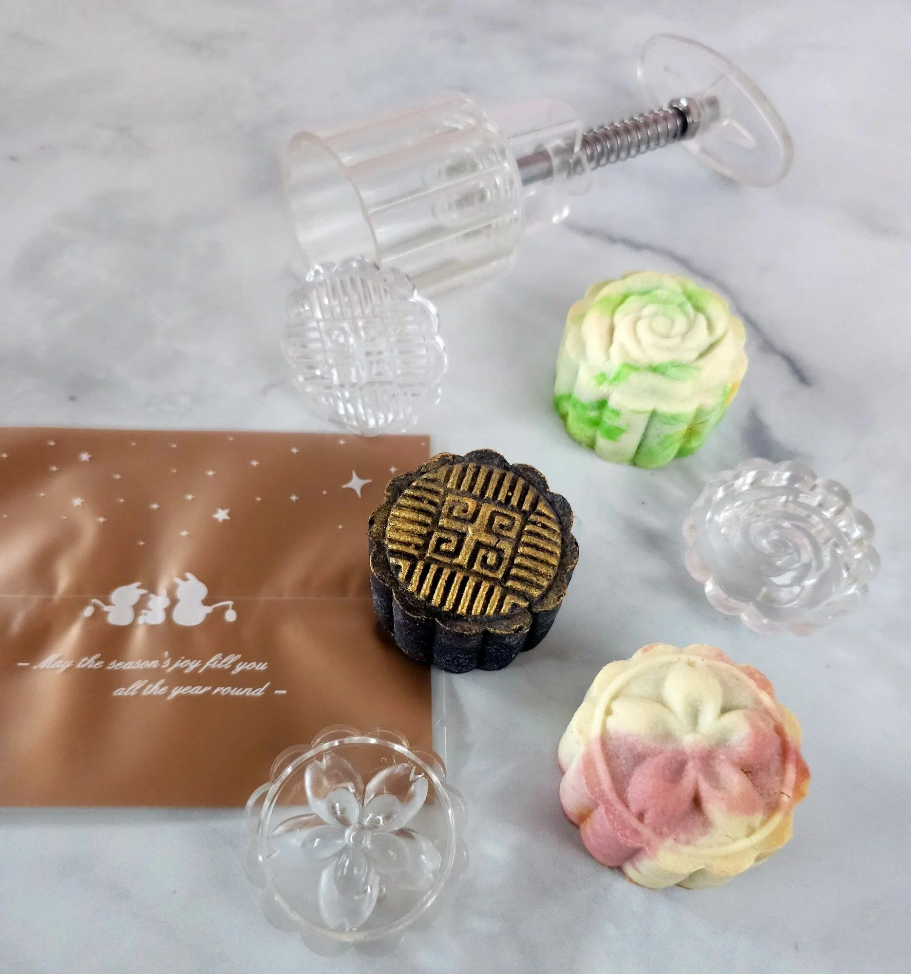 mooncake-molds-with-finished-mooncakes-and-gift-bag.jpg
