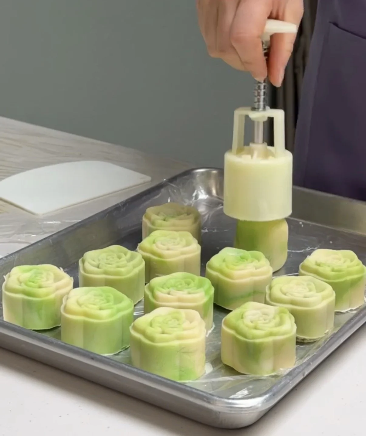 hands-pressing-mold-green-marbled-mooncakes.jpg