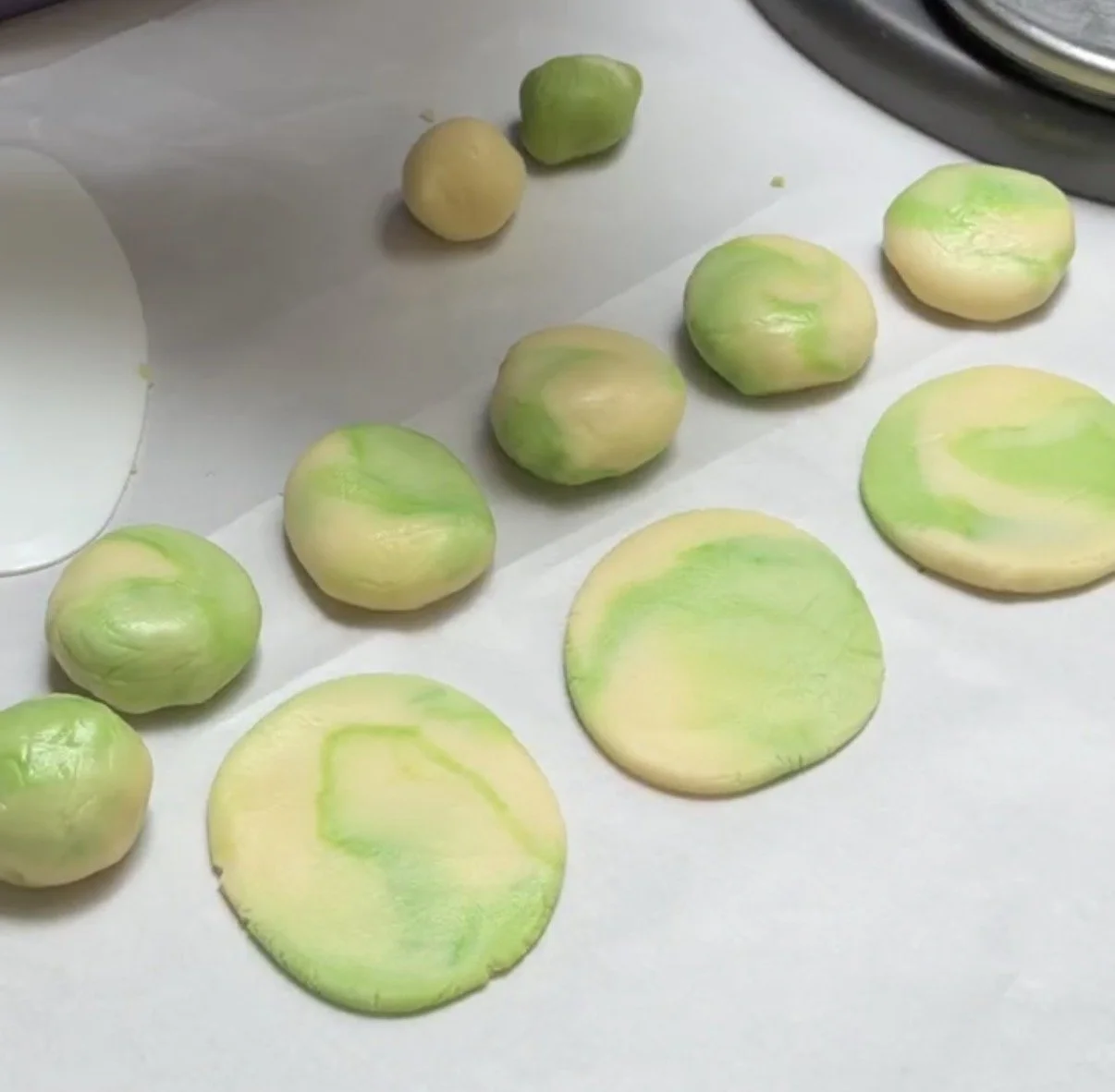 marbled-dough-balls-and-flattened-discs.jpg