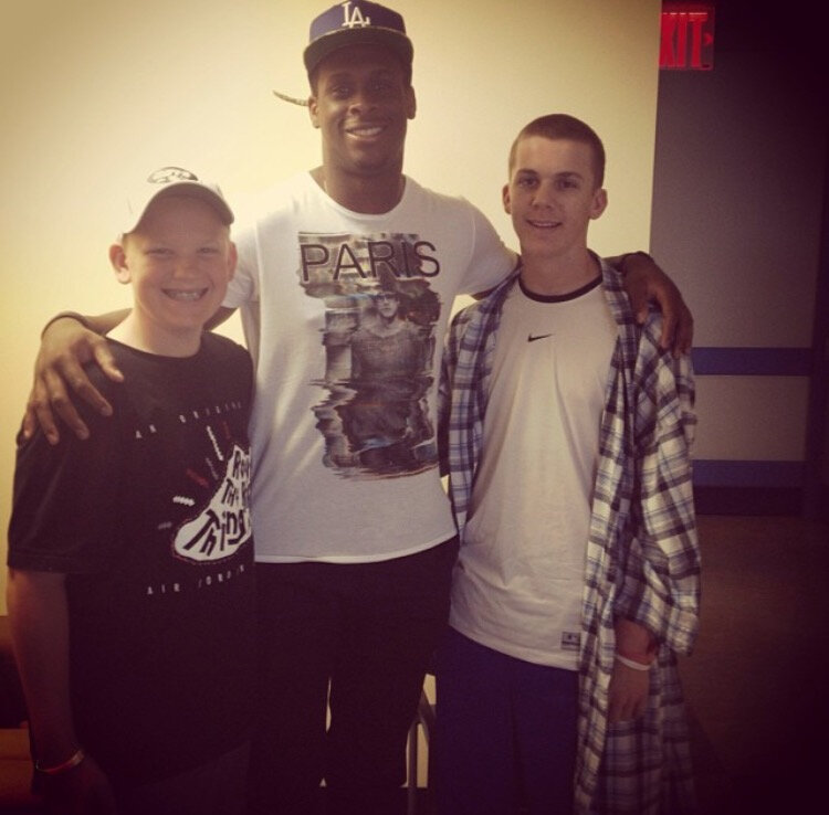 Geno Smith visits Tyler after surgery