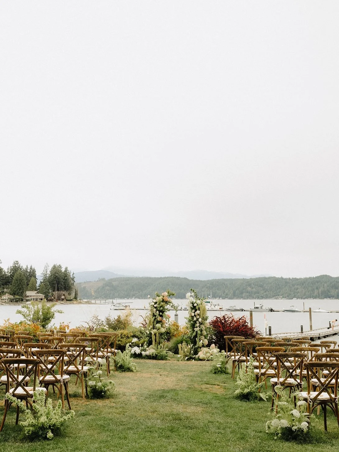These ceremony florals by @manetteflowerco 🤩

@alderbrookresort // @hannahfayephoto // @manetteflowerco // @_dianagas // @thepugetsoundstrings // @junepress // @lilianartistry // @headsmileproductionsdj // @olympicfarmstyle // @marzanoevents 

#seat