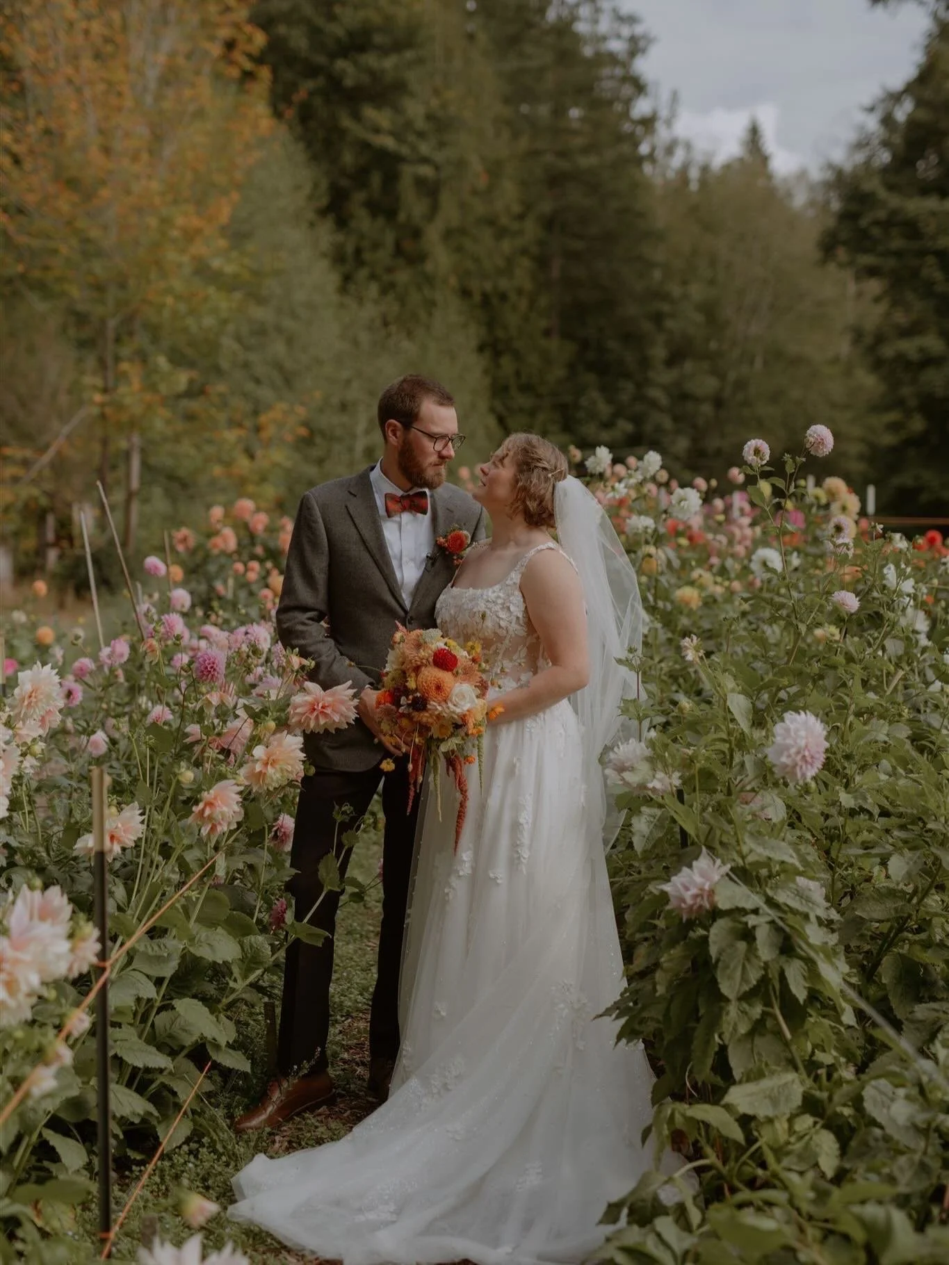 There&rsquo;s nothing I love more than the flower fields at @farm_kitchen_poulsbo 💛

@karishuckphotography // @farm_kitchen_poulsbo // @quaintlyinbloom // @bring_on_the_night.dj // @wanderlustnwcatering // @kitsapbartendingservices // @divinetouchon