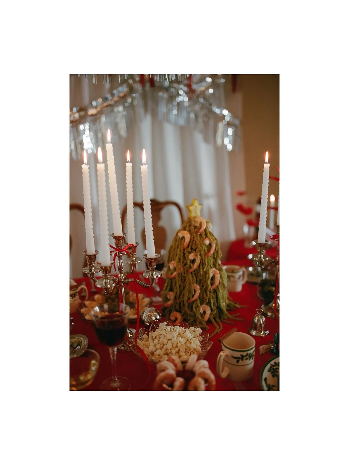 Retro Christmas 🍤❤️🫒💚

Photo @emmastud 
Florals &amp; design (&amp; tree designer) @kyliehaledesigns 
Planning &amp; design @marzanoevents 
Linens @pedersenseventrentals 

#seattleweddingplanner #seattleweddingcoordinator #seattlewedding #seattleb