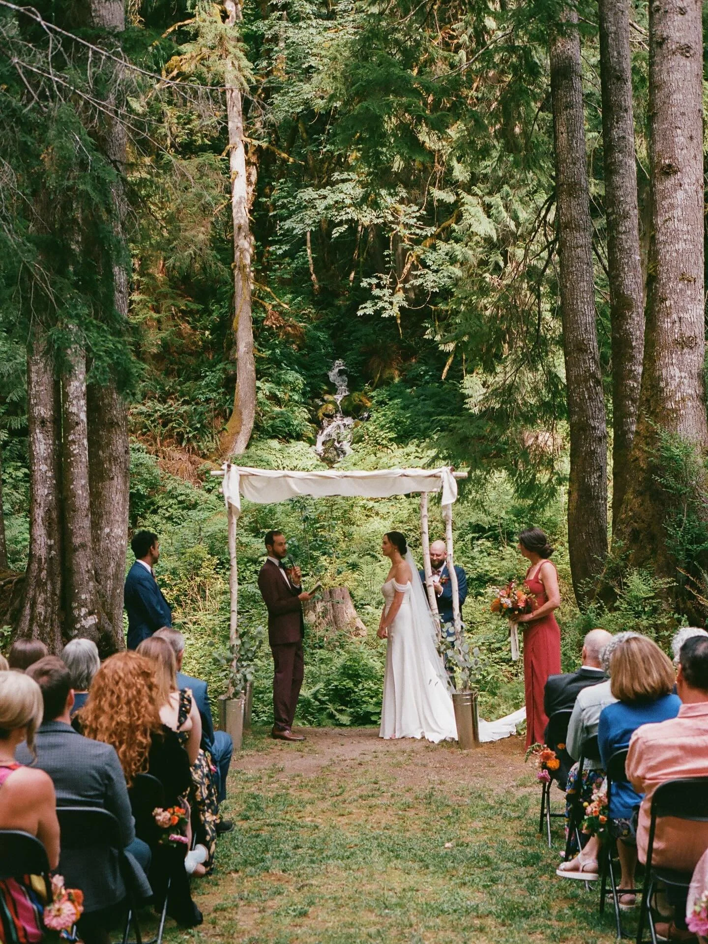 Lindsey &amp; Ben&rsquo;s ceremony at Shangri-La on the Green (a hidden gem of a venue) 

@shotsby.ashley // @aster.pantry // @k.marina_beauty // @cortpartyrental // @marzanoevents 

#seattleweddingplanner #seattleweddingcoordinator #seattlewedding #