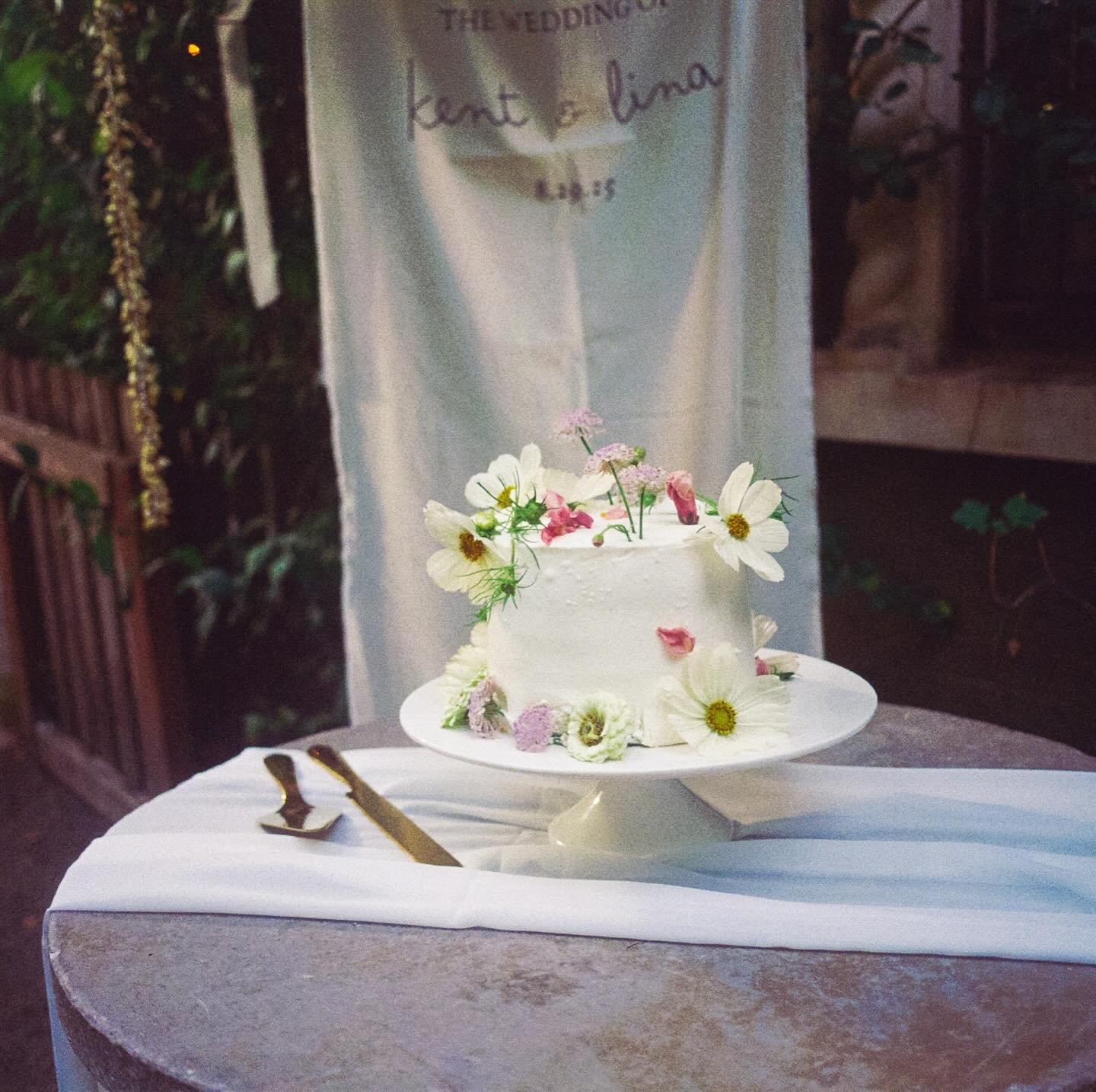 Cake cutting 🤍

@thecorsonbuilding // @maloriekerouac // @barefootflorals // @kellyrobbinsphoto // @makeupand_hair_style // @pnwofficiant // @saltandcreme // @marzanoevents 

#seattleweddingplanner #seattleweddingcoordinator #seattlewedding #seattle