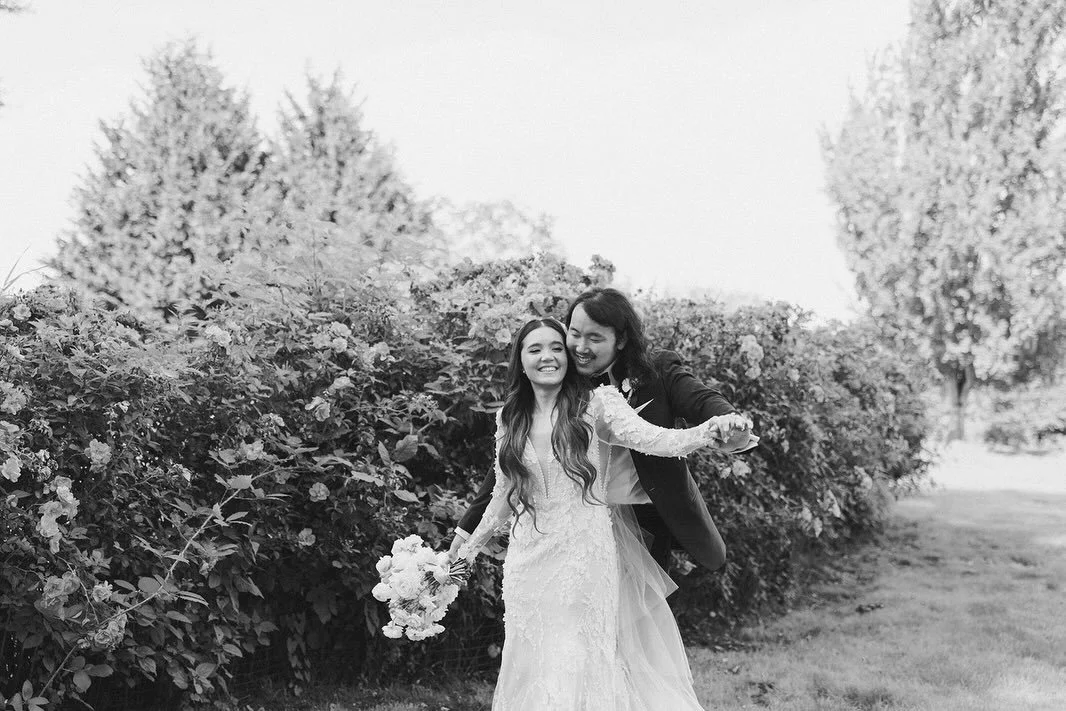 🖤🤍

@sandersestate // @solaleephoto // @dreyerhouseflorals // @xenia_makeup_hair // @karliannefilms // @seoul_capture // @marzanoevents 

#seattleweddingplanner #seattleweddingcoordinator #seattlewedding #seattlebride
#weddingplanning