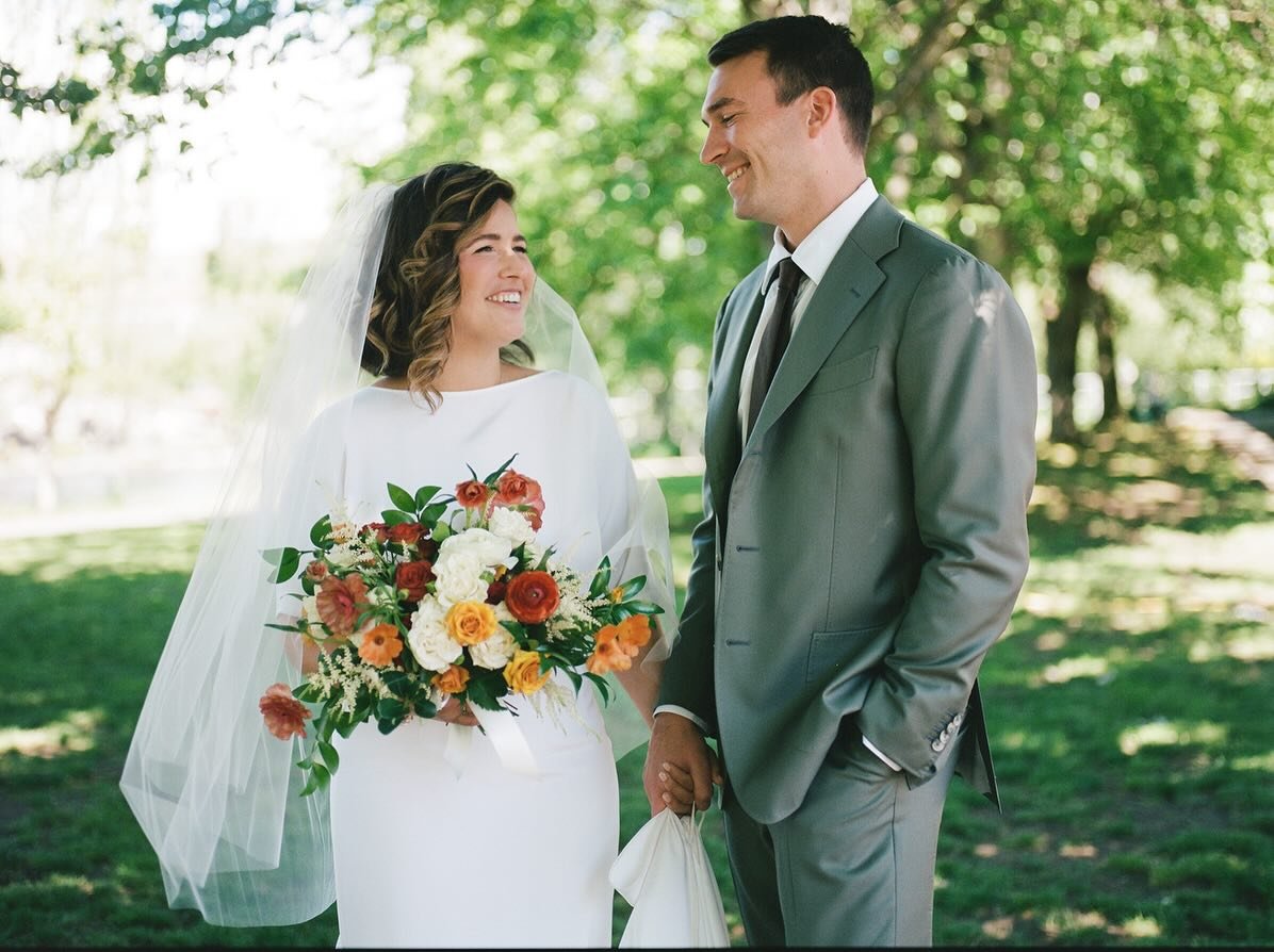 Happy FOUR YEAR anniversary Claire &amp; Jordan!! 🤍

@kellyrobbinsphoto // @michaelbensonband // @terrabellaflowers // @kisskasshair // @marzanoevents // @almquistfamily 

#seattleweddingplanner #seattleweddingcoordinator #seattlewedding #seattlebri