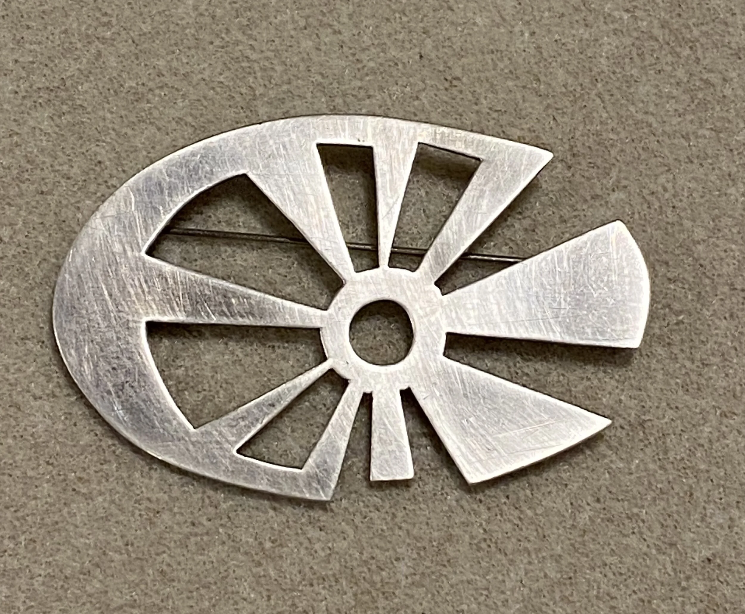 HE LOVES ME, HE LOVES ME NOT PIN