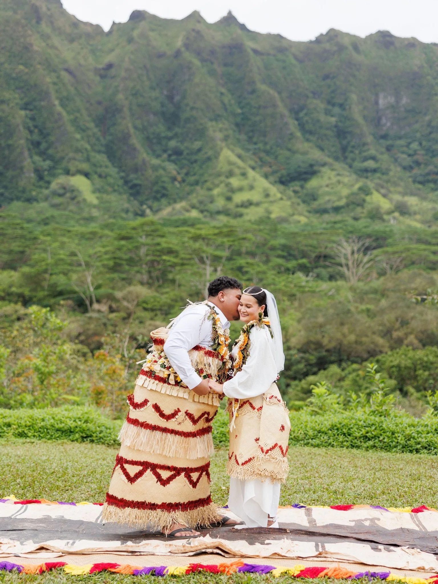 Three islands. One love 💍

Lui and Melia brought their cultures together at the Ko&lsquo;olaus: Hawaiian, Samoan and Tongan. Every detail of their wedding day carried the weight of everyone who came before.
The wraps you see around their waists are 