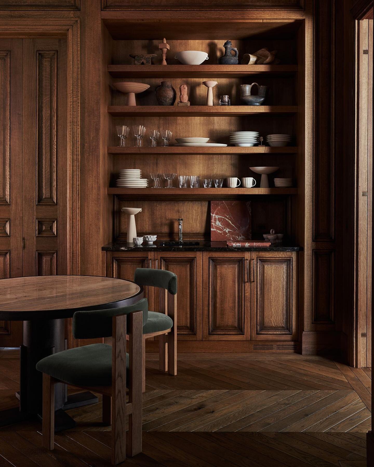 Sitting around the table is rooted in ceremony, connecting with those you love most when you break bread. It is the purest experience I know. So naturally, Ceremonie was the perfect name for my @crateandbarrel dining chair which I&rsquo;m thrilled to