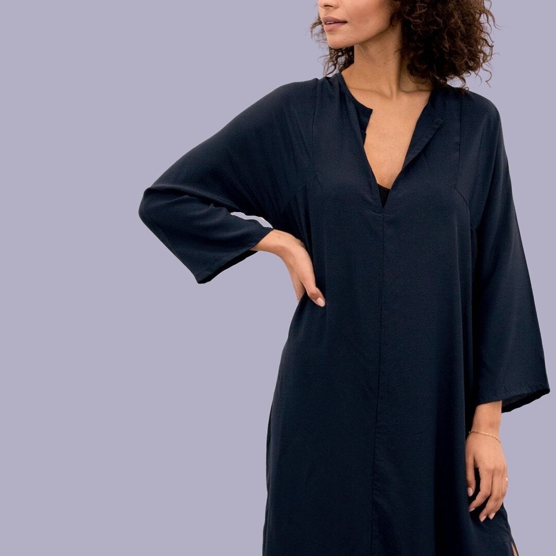 Our silky soft #VNcaftan is like pj&rsquo;s, only more acceptable to wear on a zoom meeting. Perfect at 20% off using code DEC20. We&rsquo;re all about #selfgifting this week. 🖤🤍🖤 

.
.
.
.
.
#wfhlife #wfhwardrobe #capsulewardrobe #oneanddone #sim