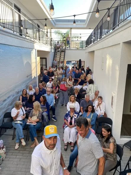 pages crowd.jpg