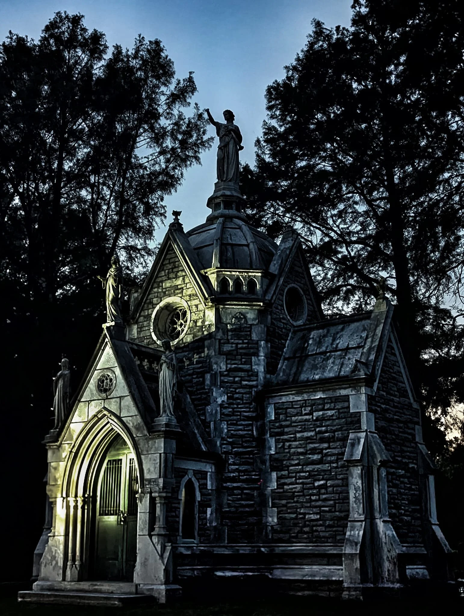 Forgot to post these. When on a full moon tour of Spring Grove last Saturday night.... What a trip! Spring Grove by flashlight should definitely not be missed! 😁😁😁 While not the greatest photos they certainly weren't the worst (all I had was my ph