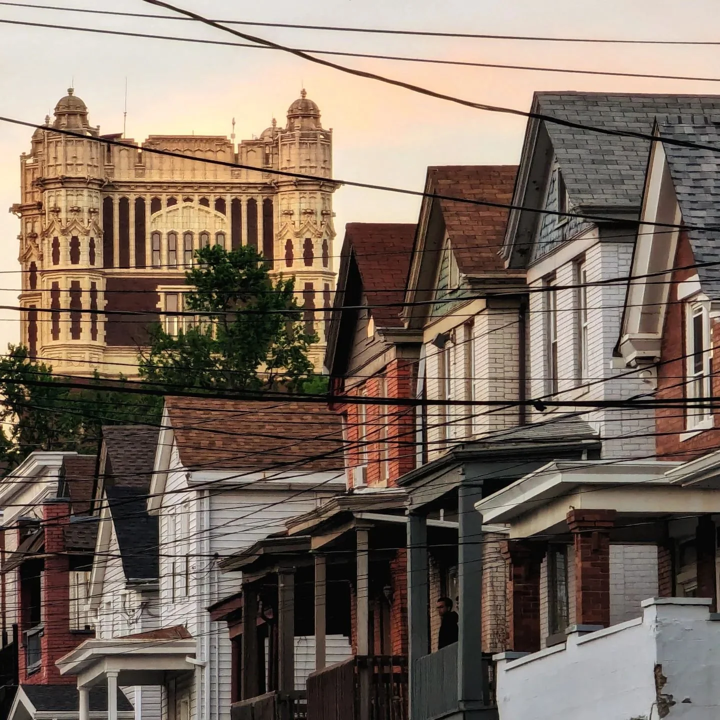 Stacked houses....
.
.
.
.
.
.
#vpht_art #ohio #cincinnati #cliftonheights #photography #urbanphotography #cityphotography #architecturephotography #architecture #oldbuilding #oldhouse