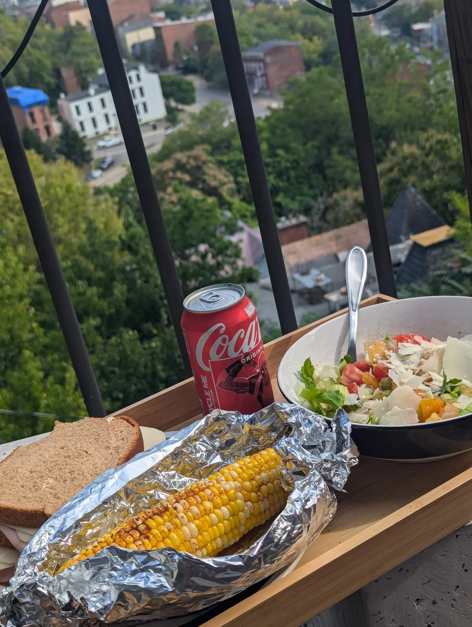 Thanks to Kim in Middletown who grew half my supper and Richard (Deedah) for bringing it down this week. This sweet corn and the tomatoes are really tasty! 😊