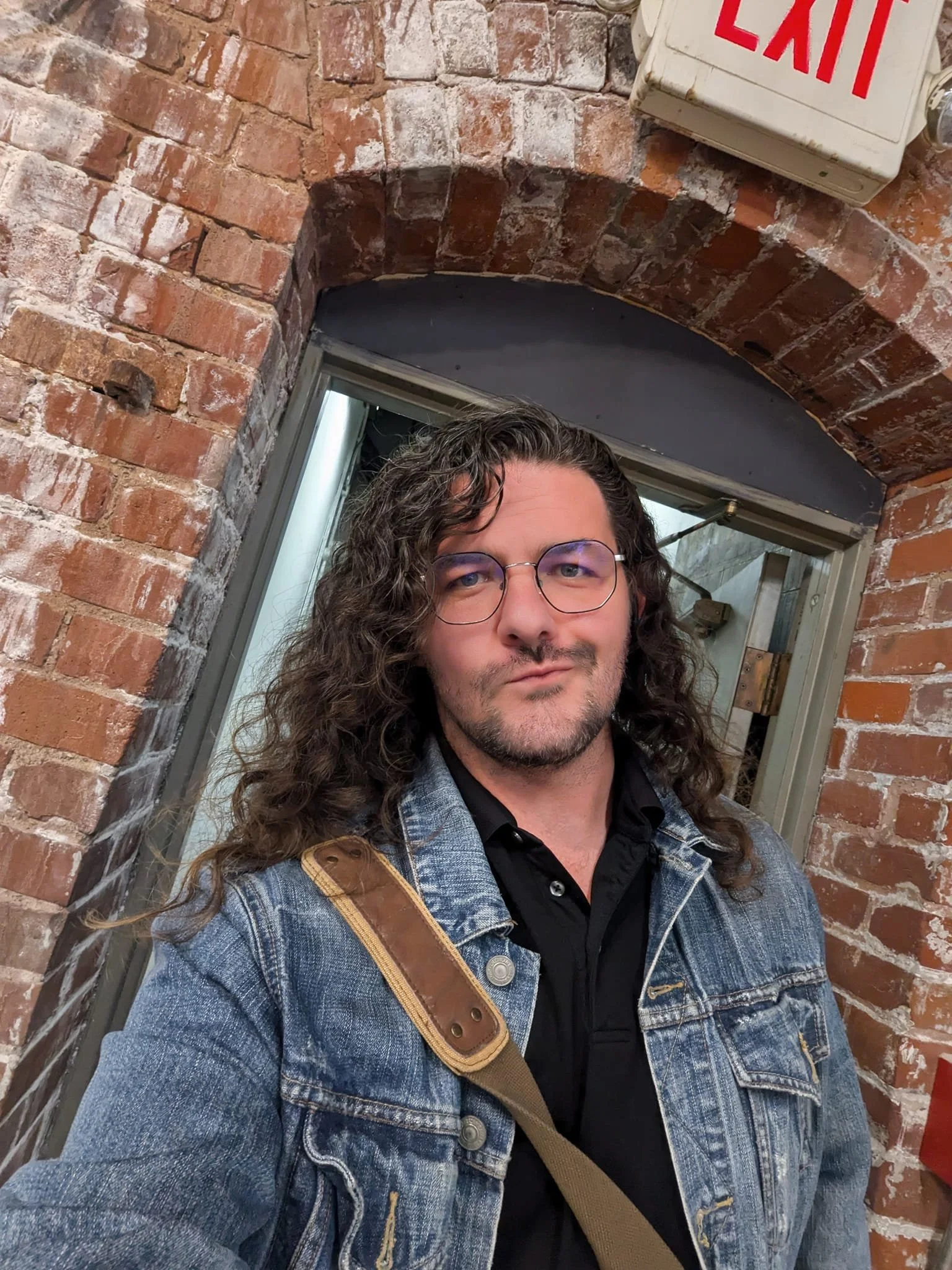 Spent the evening wandering by myself at the #FinalFriday at Pendleton Art Center Cincinnati which is a giant 8 story maze of wonderful art and studio spaces. One of my neighbors Debbie Kneisel has some really interesting pieces there so I suggest yo