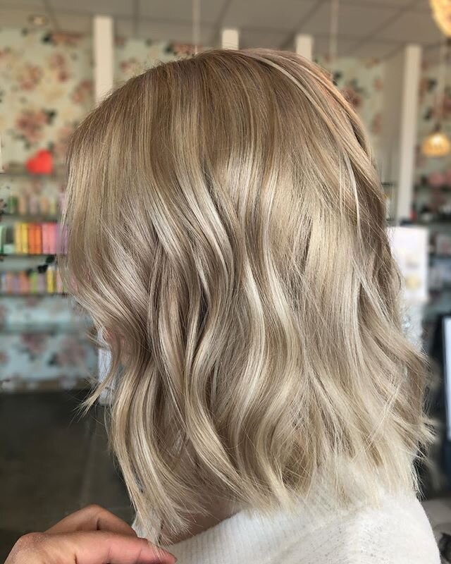 Just trying to brighten up your day with a hair picture 💕 &bull;
&bull;
&bull;
#onedayatatime #brightenyourday #cosmetology #supportsmallbusiness #blondehighlights #blondespecialist #blondeshavemorefun #saintpetersmo #stlhair #sheashairandshaves #ha