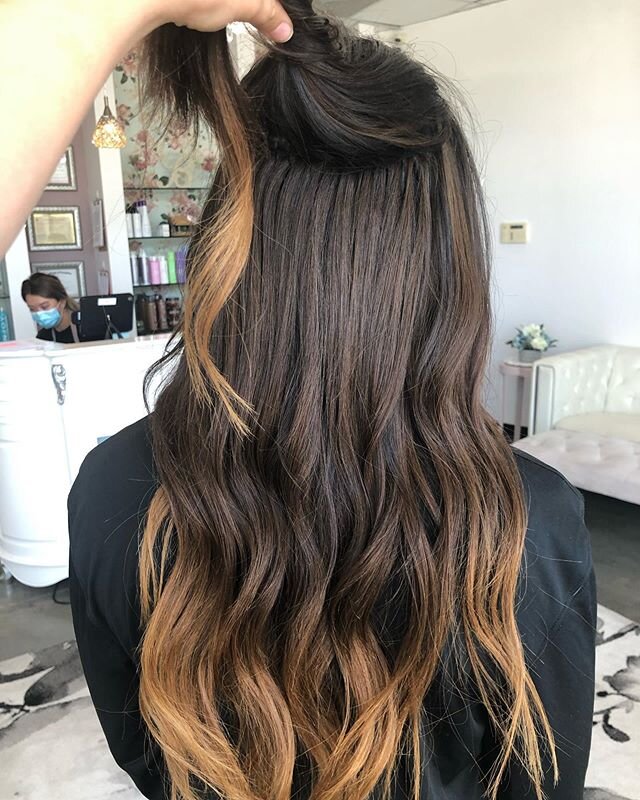 There&rsquo;s just something about hand tied wefts 🤤
&bull;
&bull;
&bull;
#aquahairextensions #handtiedextensions #stpetersmo #stlhairstylist #hairstyles #hairextensions #modernsalon #brunette #balayage #behindthechair @aquaextensions @modernsalon @