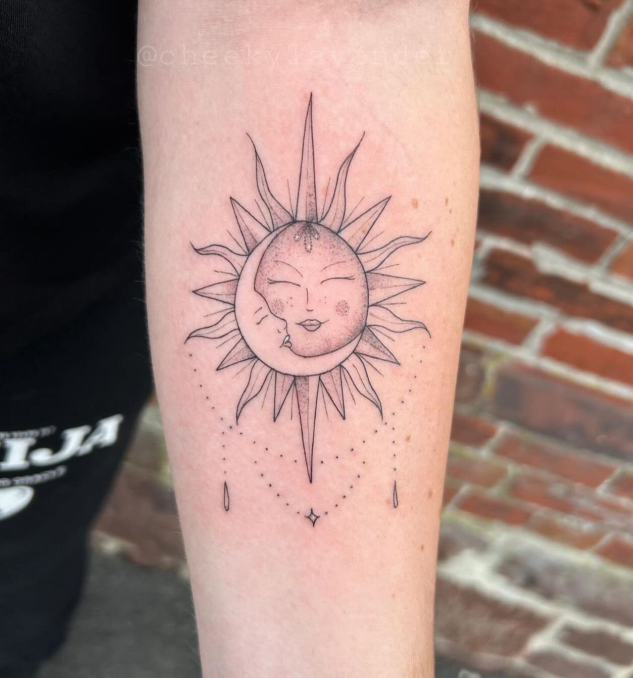 ✨Sun and moon combo by @cheekylavender ✨ 

Katie is now taking appointments for the spring months! Visit thirdseasontattoo.com to set up an appointment with her today! 

#tattoo #tattoos #tattooartist #tattooart #delicatetattoo #delicatetattoos #suna