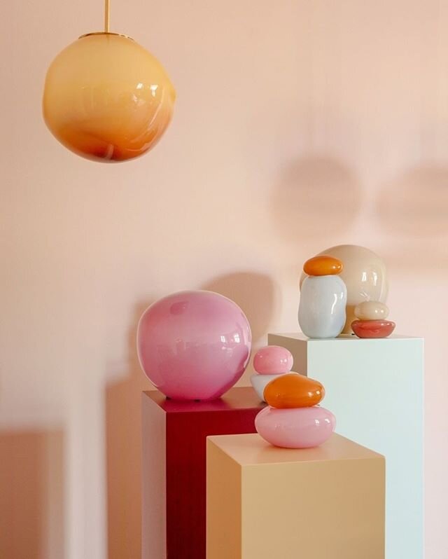 Pallette inspo via @printfresh⠀⠀⠀⠀⠀⠀⠀⠀⠀
.⠀⠀⠀⠀⠀⠀⠀⠀⠀
Glass-blown lamps imagined as giant pieces of candy by Danish designer Helle Mardahl 🍬 ⠀⠀⠀⠀⠀⠀⠀⠀⠀
⠀⠀⠀⠀⠀⠀⠀⠀⠀
⠀⠀⠀⠀⠀⠀⠀⠀⠀
#art #instaart #artinspo #design #glassblowing #glassart #hellemardahl #color #ar