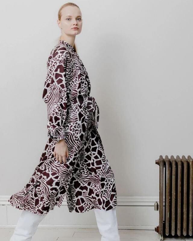 Adam Lippes Pre-Fall 2020 amazing sketchy-animal print. Love combining traditional animal prints with more painterly hand.⠀⠀⠀⠀⠀⠀⠀⠀⠀
.⠀⠀⠀⠀⠀⠀⠀⠀⠀
.⠀⠀⠀⠀⠀⠀⠀⠀⠀
.⠀⠀⠀⠀⠀⠀⠀⠀⠀
⠀⠀⠀⠀⠀⠀⠀⠀⠀
.⠀⠀⠀⠀⠀⠀⠀⠀⠀
. #textiledesign #textile #design #fabric #textiles #fashion #ar