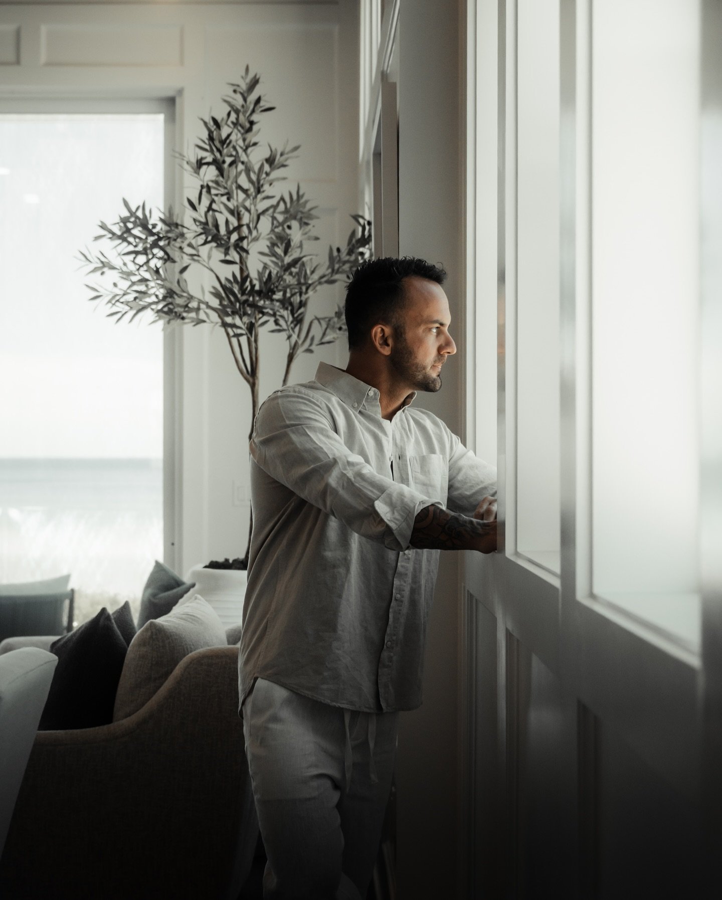 Elevated in form, grounded in purpose &mdash; this home speaks with unmistakable character.
Every space was designed with intention &mdash;
not to compete, but to hold character.

Coastal, refined, and entirely personal.
A space to think clearer, bre