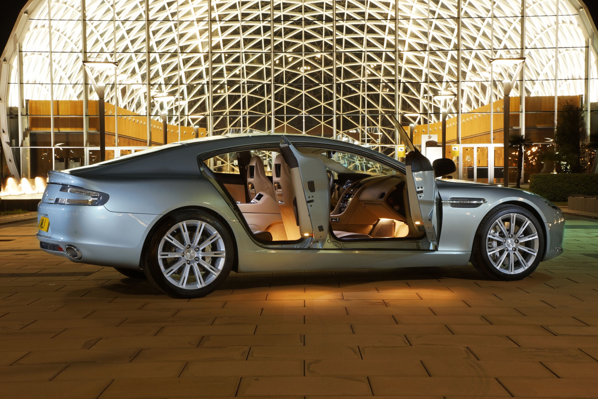 Машина платины. Aston Martin 5 дверный. Aston Martin rapide 2010. Aston Martin 4 дверный.
