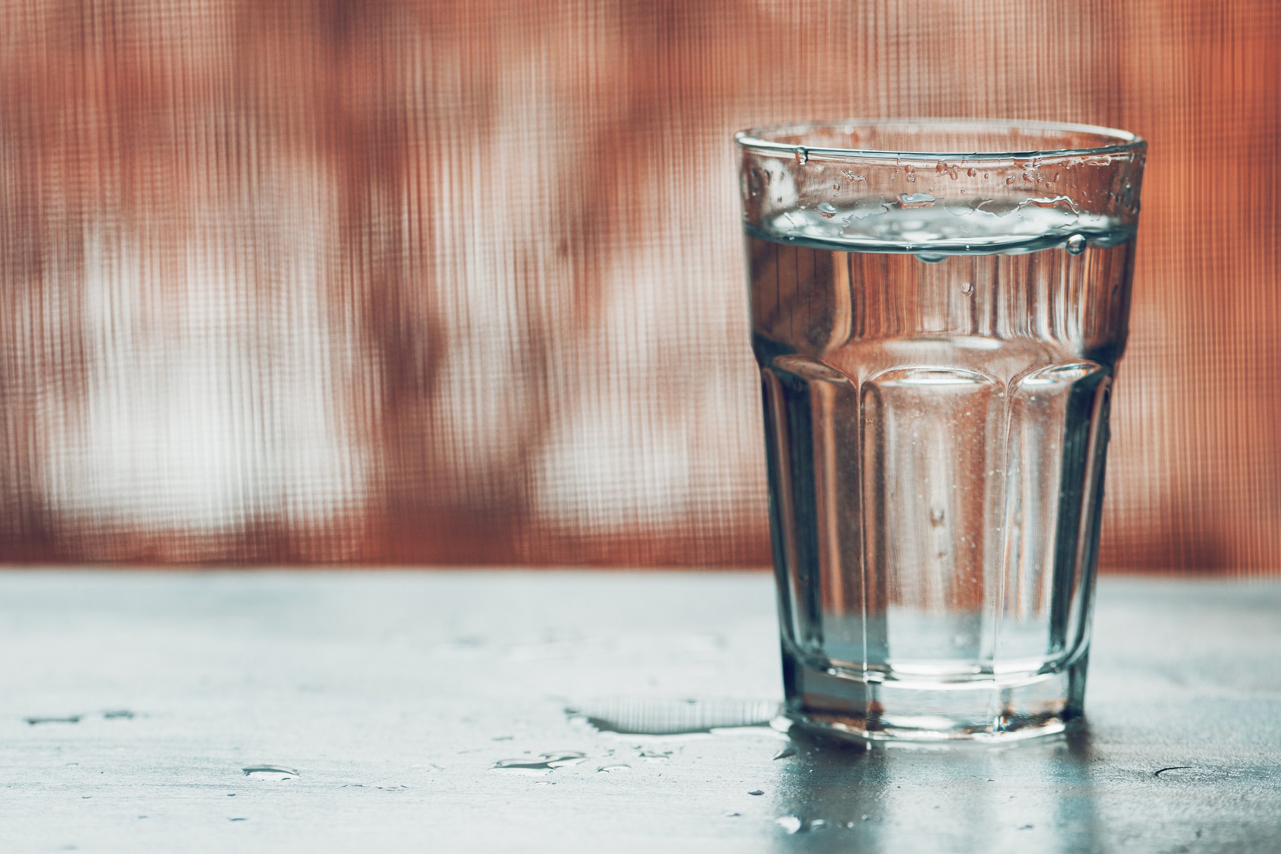 Налить в стакан половину воды. Стакан воды. Красивые стаканы для воды. Стакан воды на столе. Вода питьевая в стакане.