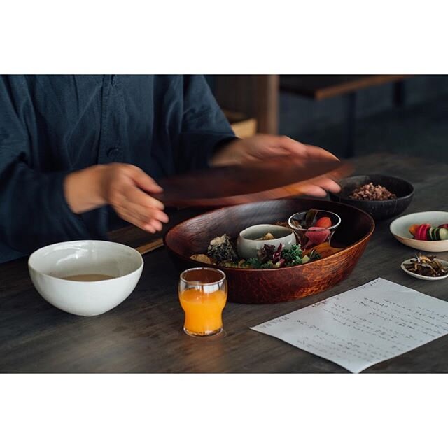 【Hotel Breakfast】マルダの朝食

京都のはじまりを有機野菜料理の朝食から。

マルダの朝食は、ご宿泊のお客様だけに毎日一階のキッチンで調理し、ご予約いただいた時間にお部屋にお持ちしています。

お部屋のダイニングテーブルで、MALDAオリジナルの木箱やババグーリの美しい器のやさしい使い心地を感じながら、プライベートな朝食の時間をごゆっくりお過ごし下さい。
・
・
京都のまちなかにあるHotel MALDAは、1フロア1室60m2、1日3