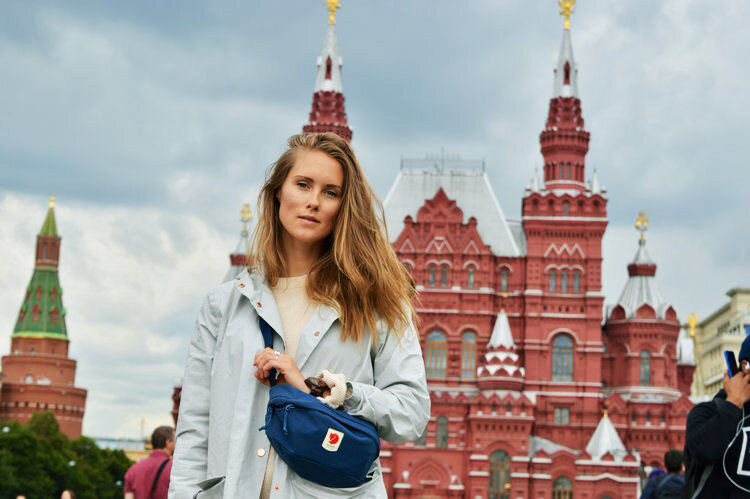 Raincoat Langerchen, bag Fjällräven and shirt Kowtow