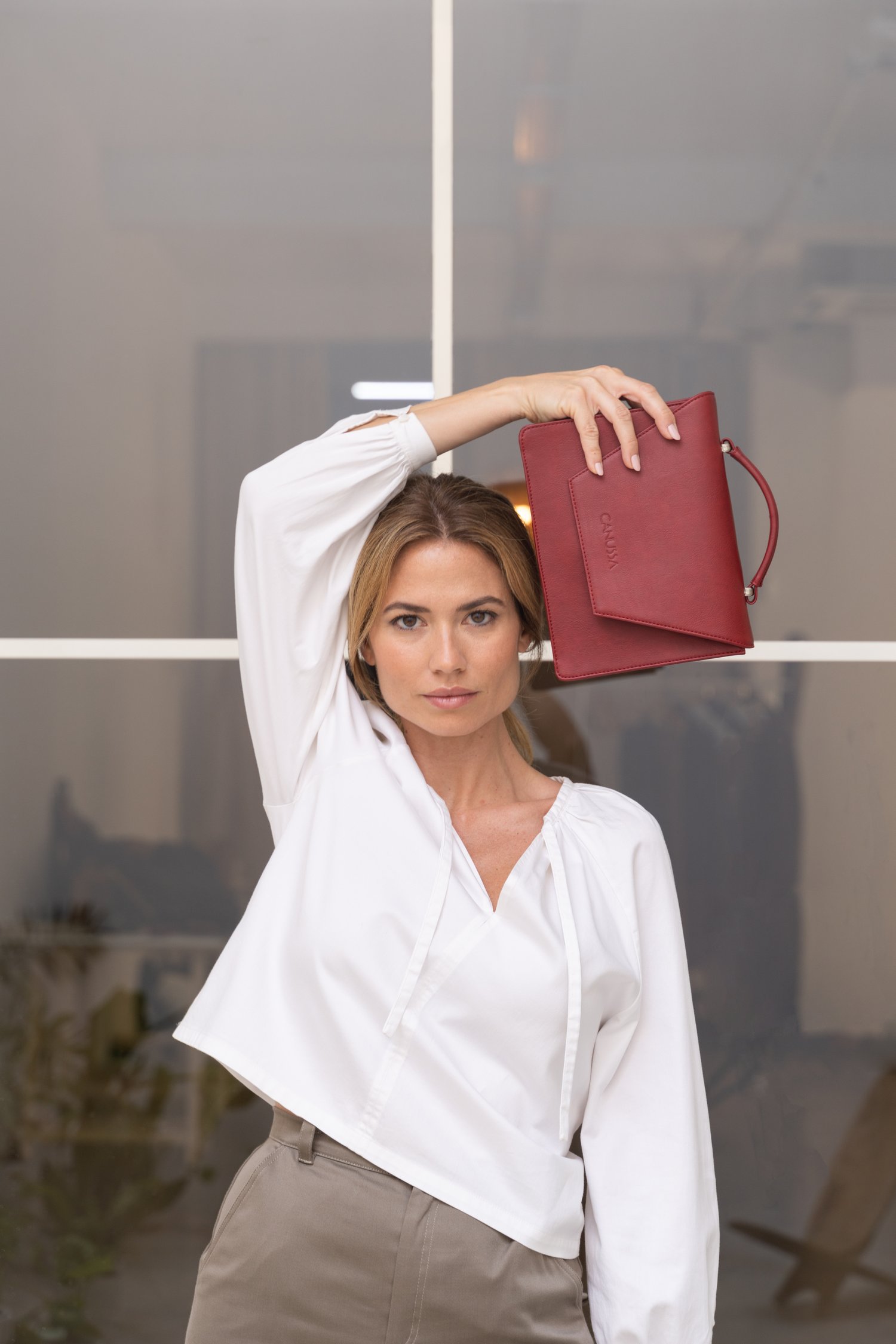 mujer con bolso rojo canussa sustentable