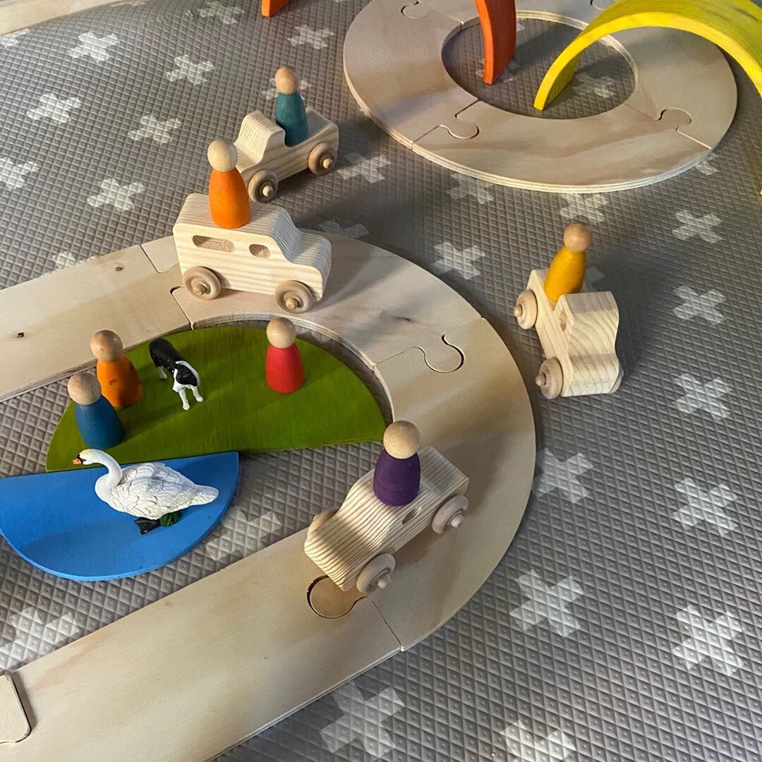 The wait is finally over! We have waited somewhat impatiently for these to arrive 😂. The wooden toy co. road and car sets were much anticipated in our household and they are here 🚘🛣!

We set this up this morning and like all of their products the 