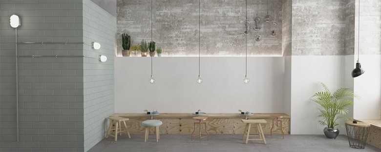 Salón minimalista con paredes de ladrillo pintadas, iluminación colgante y plantas decorativas.