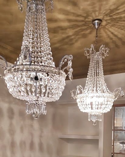Dos candelabros de cristal cuelgan del techo de una habitación.