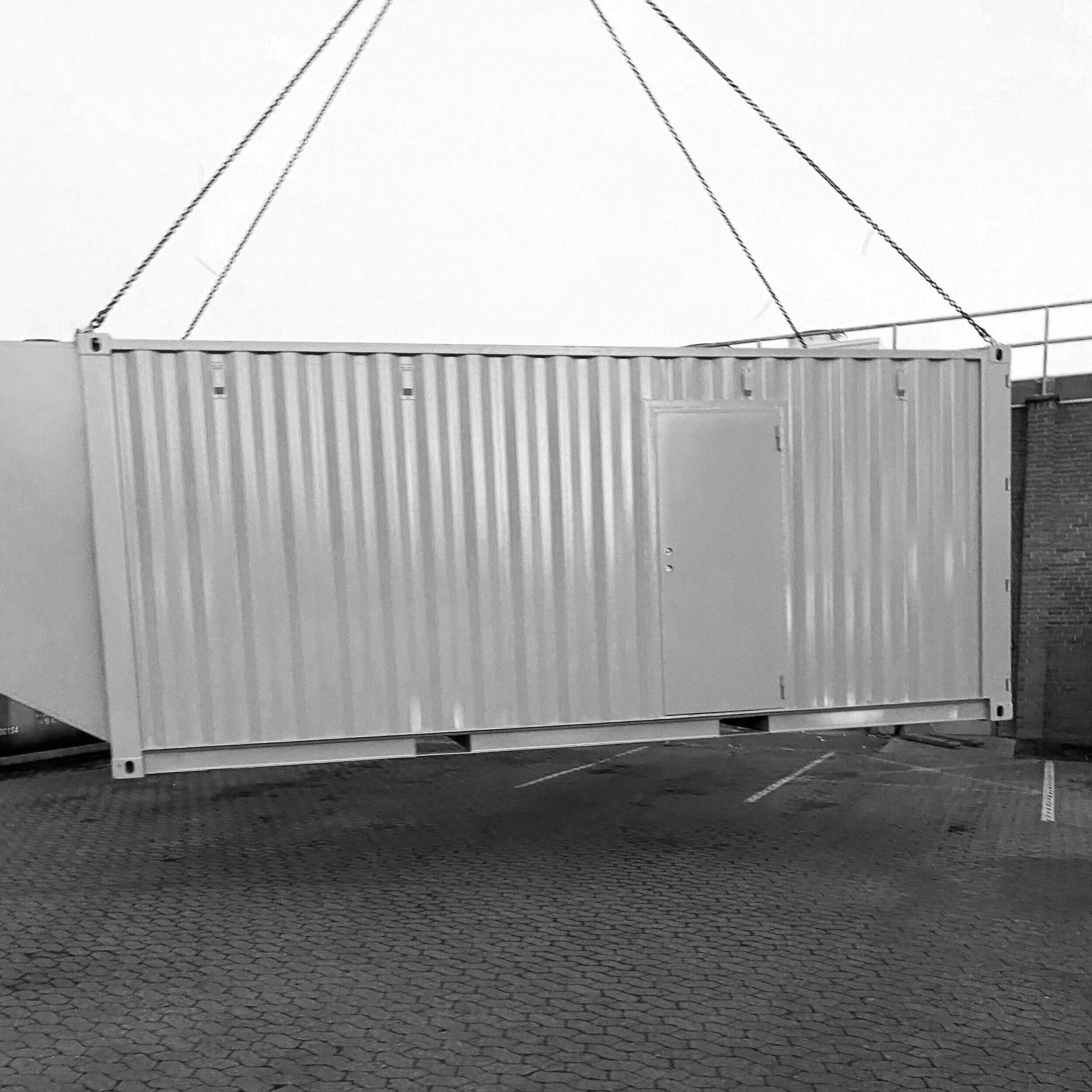 Kran løfter container