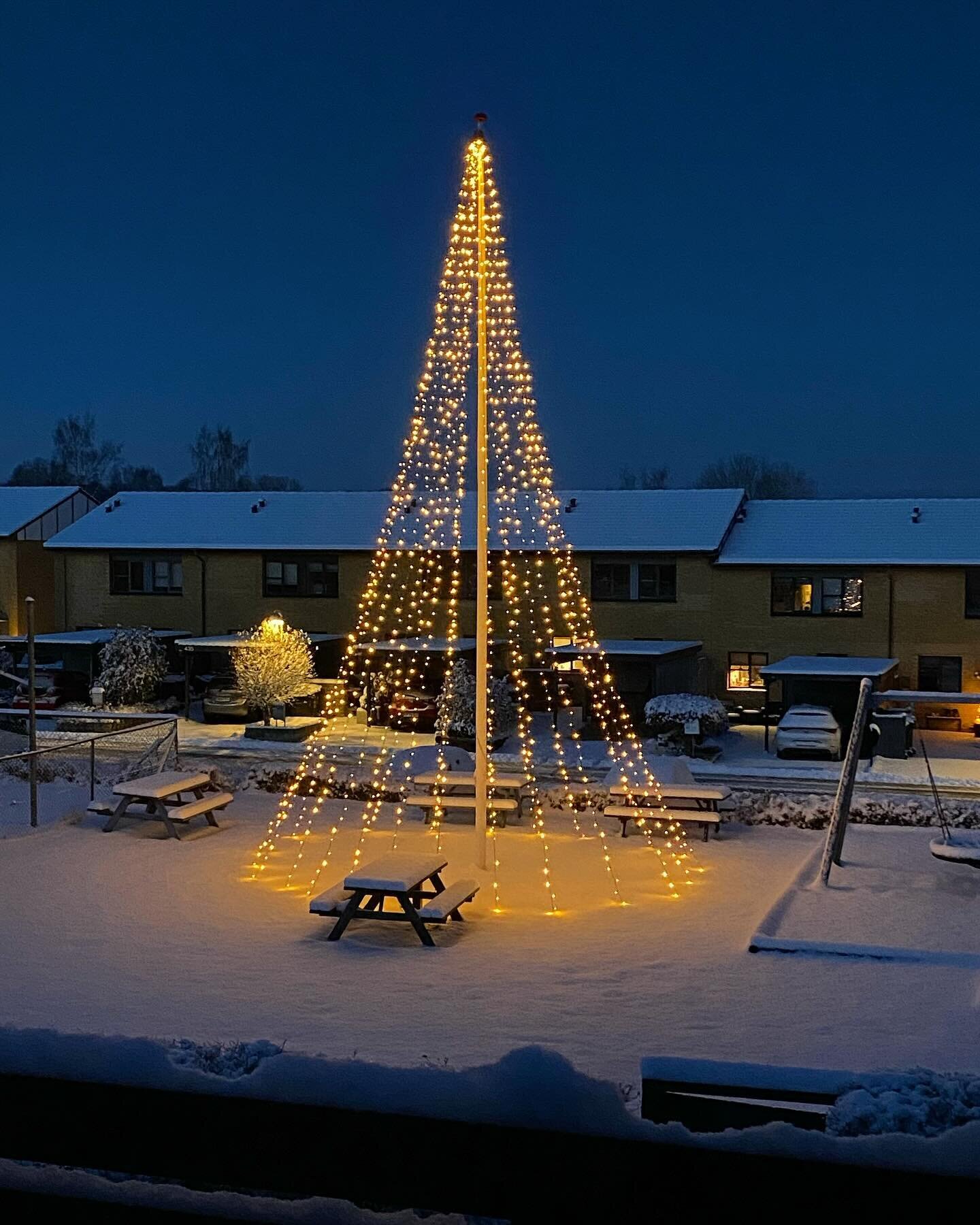 Man kan da kun blive i godt hum&oslash;r af at st&aring; op og se DET her 😍🥰❄️☃️🎄Julestemning er startet 😊🙏🏼