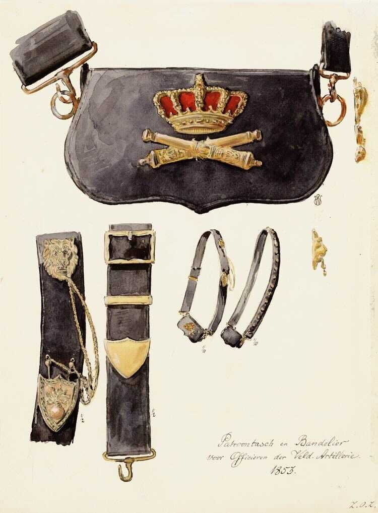 De giberne. Links onder zie je de pennen met sierkettinkje vanuit de leeuwenkop ingestoken in het wapenschild