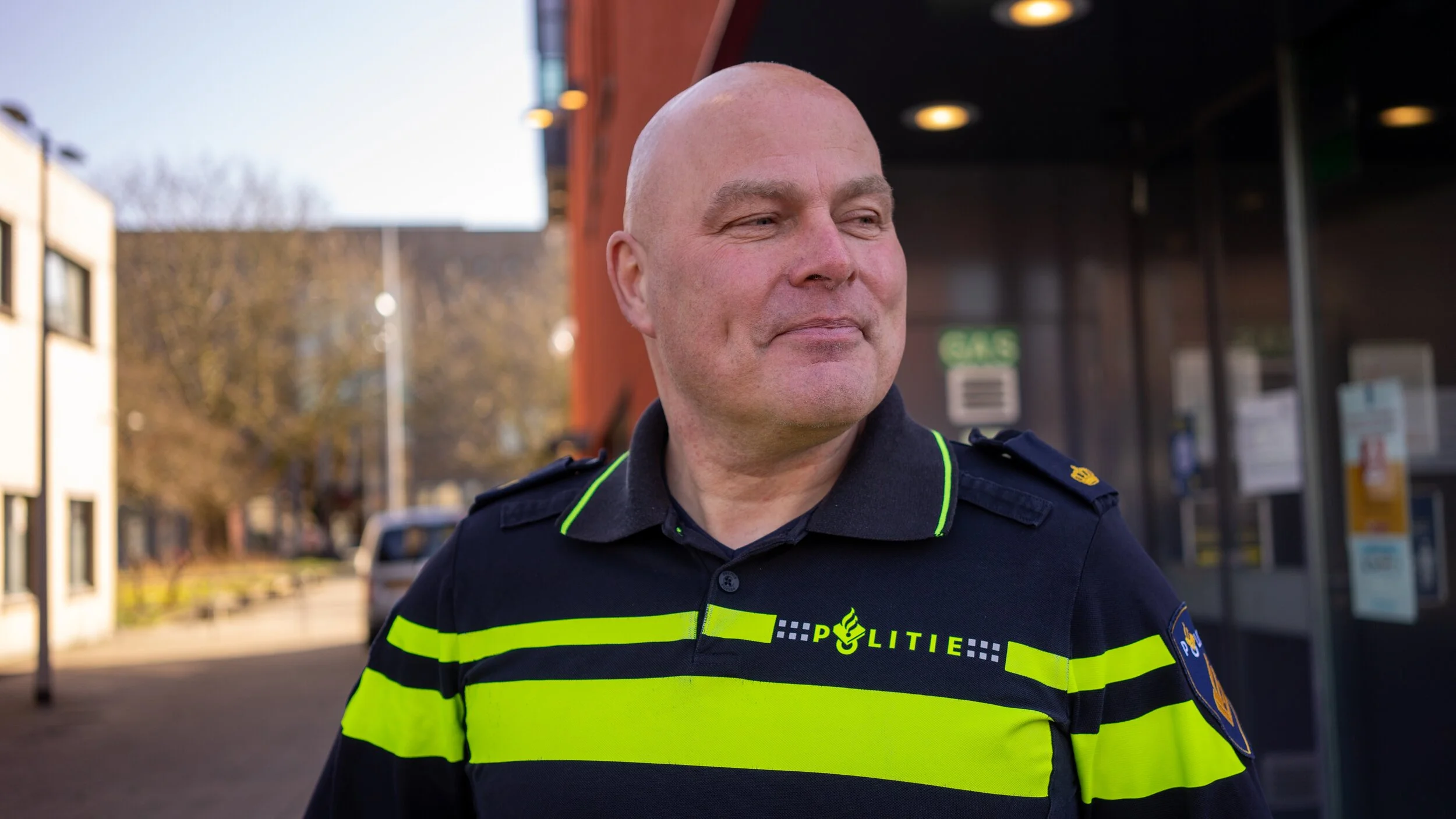 Pieter Koning voor ‘zijn’ politiebureau in Amsterdam Nieuw-West (2021)