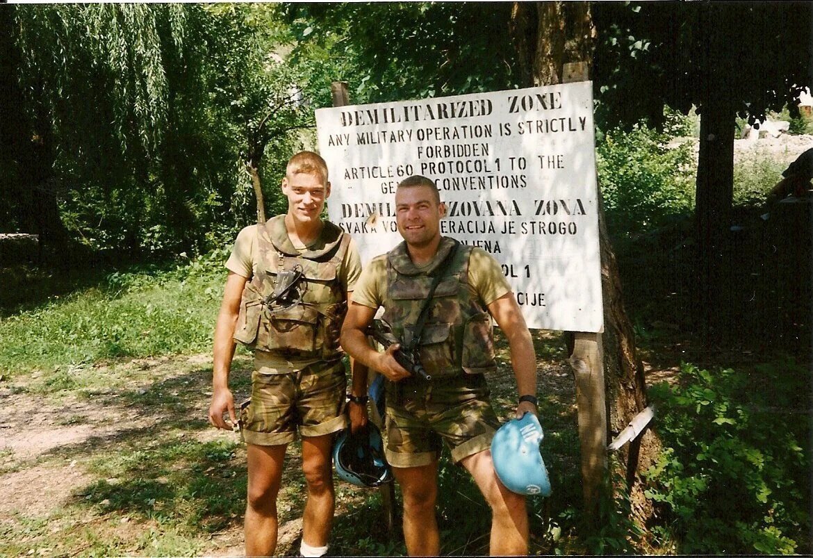 Koning (r) samen met zijn buddy Hans op de grens van de enclave Srebrenica