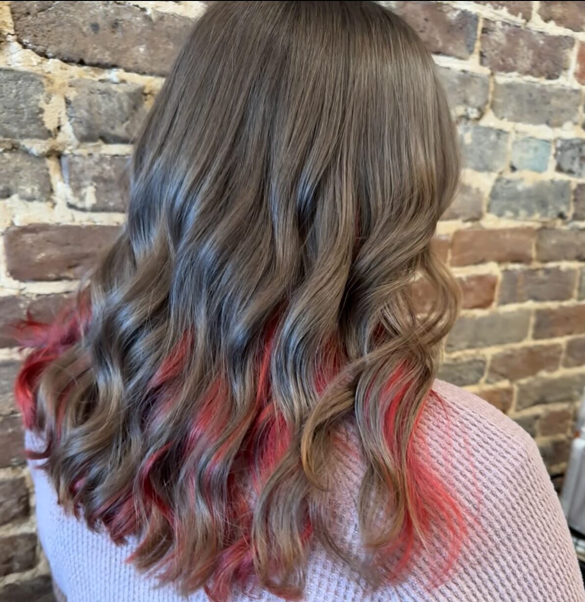 🍭🍎🔥 
We are seeing peek-a-boo + block colors happening ALOT in the salon lately! 

🌶️🥵🤎This candy apple selection was a great way to Spice UPPPPP her natural brown tones with a fun pop of color without the full color commitment, and she&rsquo;l